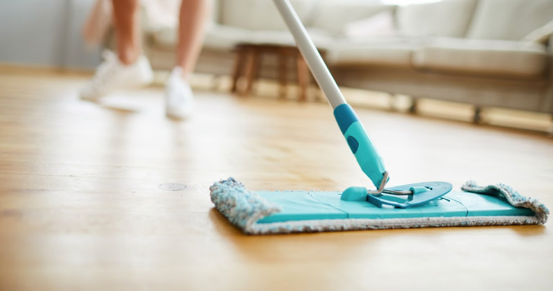 Cómo limpiar el suelo laminado: trucos para que recupere el brillo